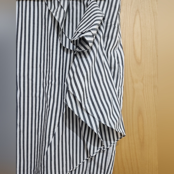 Banana Republic Striped Skirt with ruffle detail - Size 4 - Picture 3 of 5